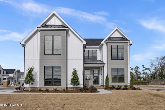 modern farmhouse featuring a front yard