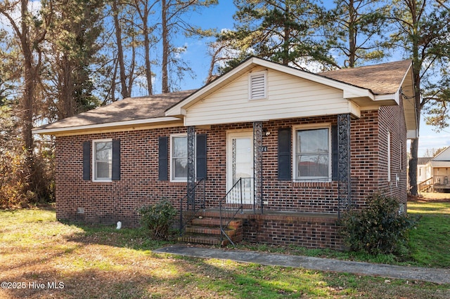 bungalow featuring a front lawn