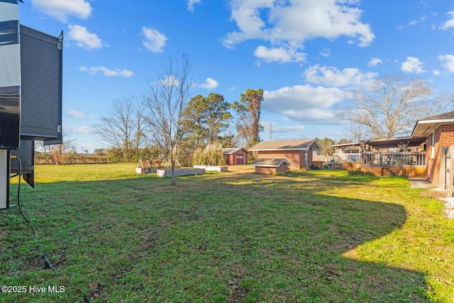 view of yard with an outbuilding