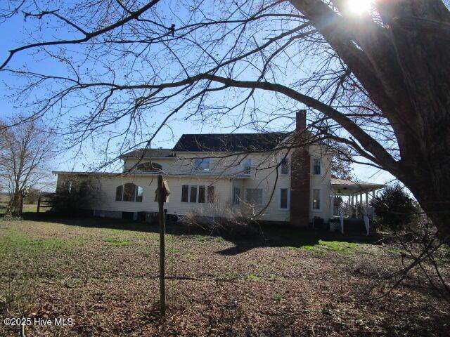 view of front facade with a front yard