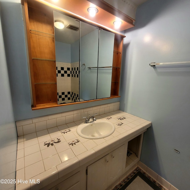 bathroom featuring sink