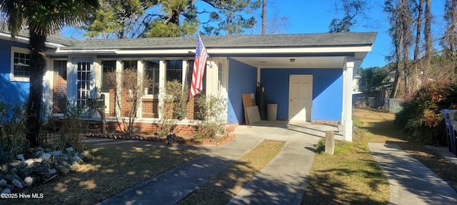 view of front facade featuring a carport