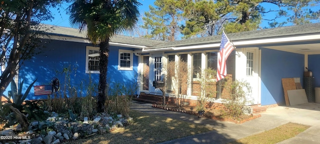 view of front facade featuring a carport