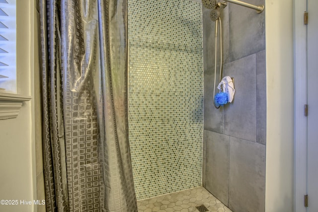 bathroom featuring a shower with shower curtain