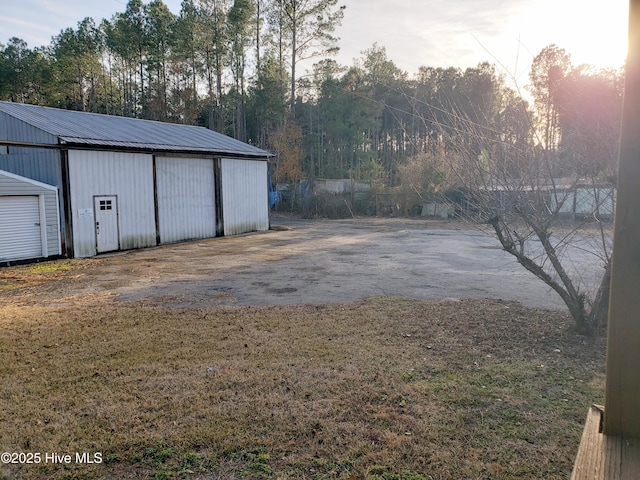 view of yard with an outdoor structure