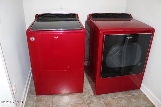 washroom featuring washing machine and clothes dryer