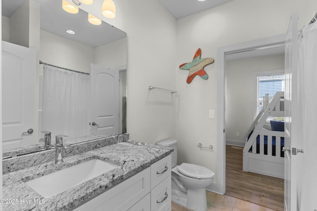 full bathroom featuring curtained shower, toilet, vanity, and baseboards