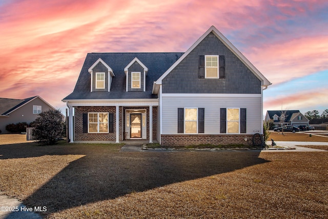 view of front of house featuring a yard