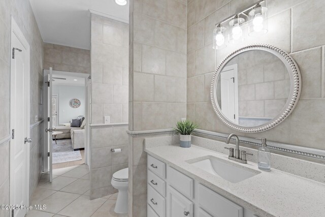 laundry area with ceiling fan, cabinets, washer and clothes dryer, and light hardwood / wood-style floors