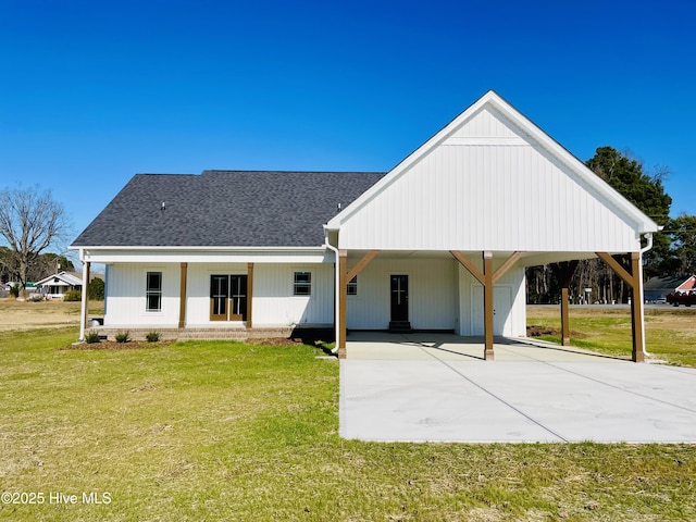 view of front of property featuring a front lawn and a carport