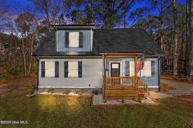 view of front of property featuring a lawn