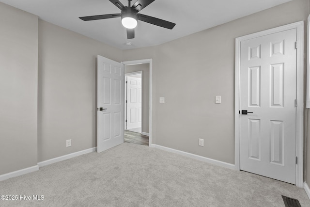 carpeted empty room featuring ceiling fan