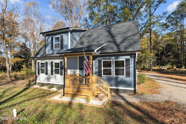 view of front of home featuring a front yard