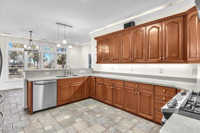 kitchen with sink, stainless steel appliances, a notable chandelier, kitchen peninsula, and pendant lighting