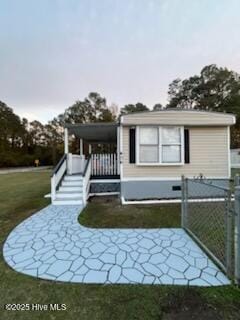 view of front of home featuring a front lawn