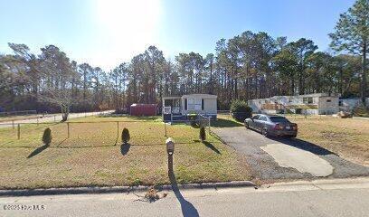 view of front of property featuring a front lawn