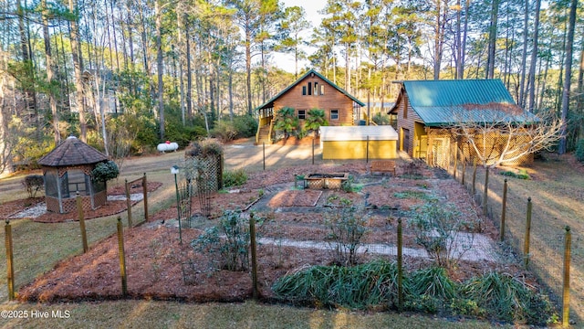 view of yard featuring an outbuilding