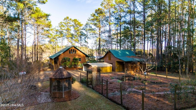 view of yard featuring an outbuilding