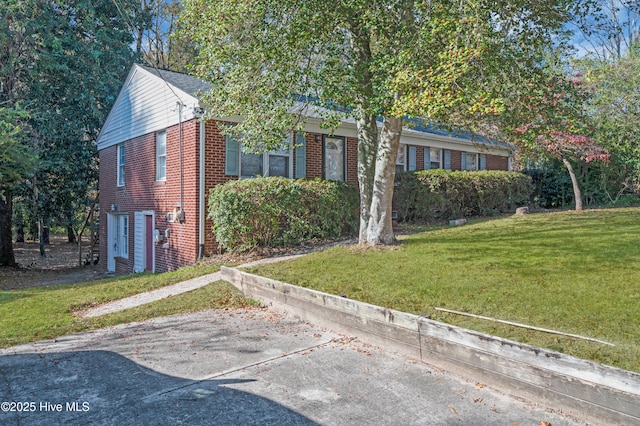 view of front facade featuring a front yard