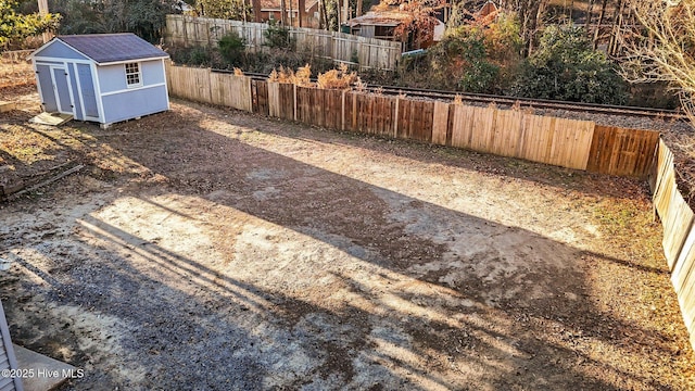 view of yard featuring a shed