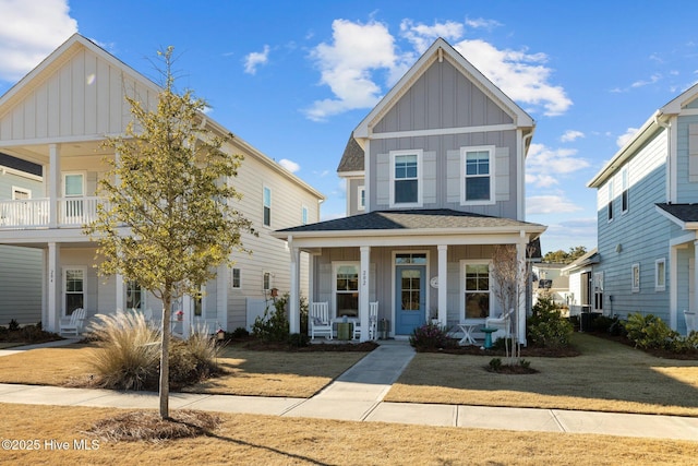 view of front facade featuring a front lawn and central air condition unit