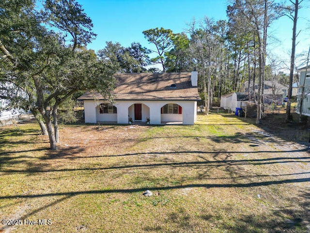 view of front of property featuring a front lawn