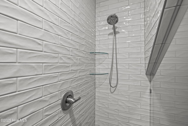 details featuring tiled shower