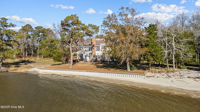 view of front of property featuring a water view