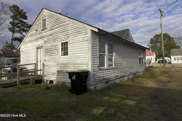 view of side of property featuring a lawn