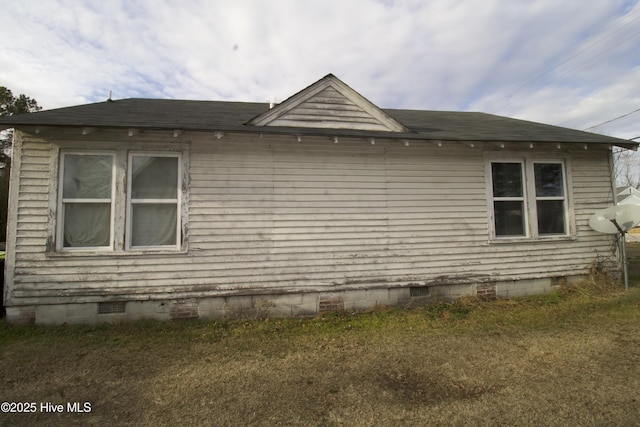 view of side of property featuring a lawn