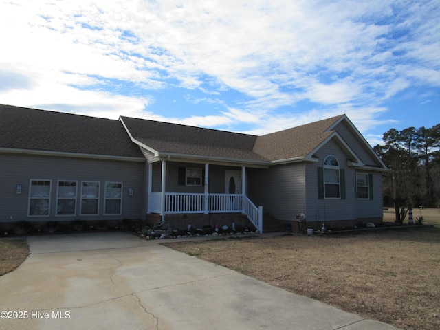 single story home featuring a porch and a front yard