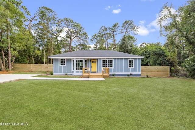 view of front of home featuring a porch and a front yard