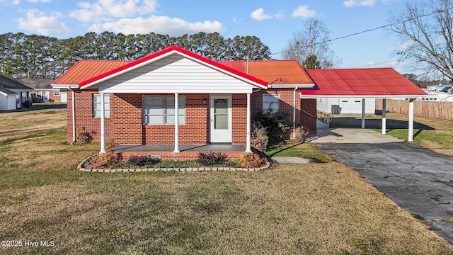 view of front of property featuring covered porch, a front yard, and a carport