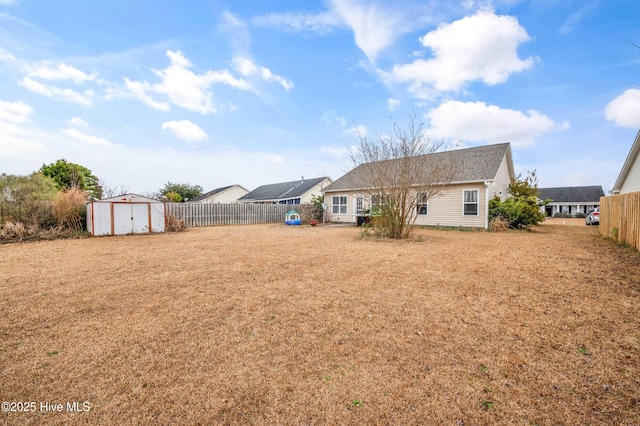 view of yard featuring a shed