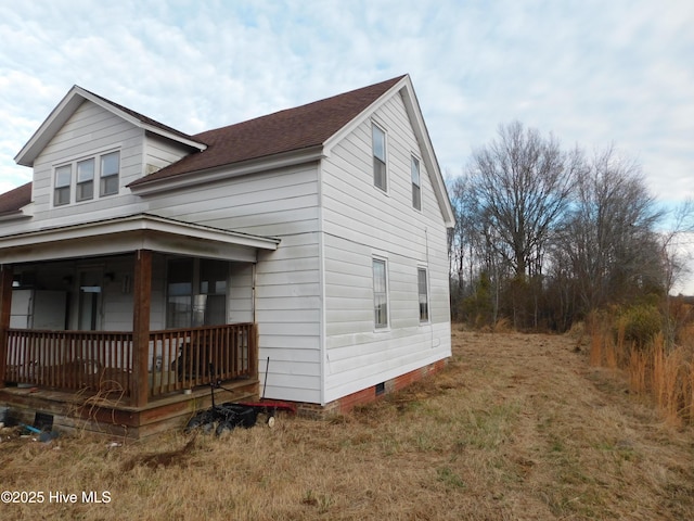 view of front of property with a front yard