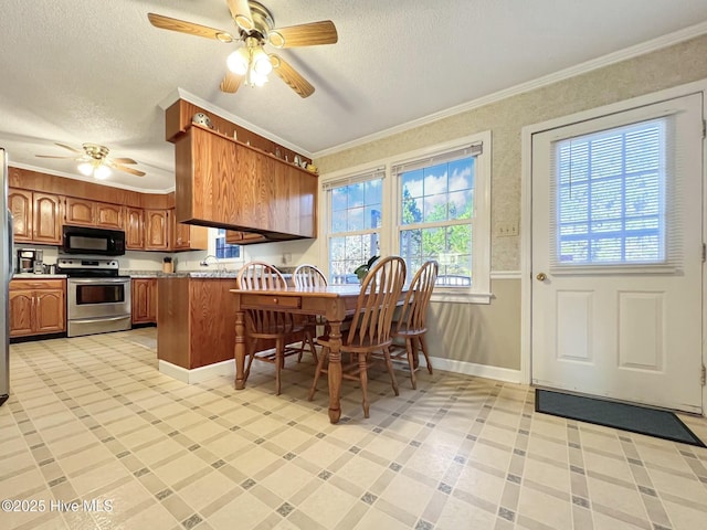 kitchen featuring stainless steel range with electric stovetop, ceiling fan, ornamental molding, a textured ceiling, and kitchen peninsula