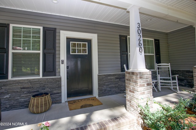 property entrance featuring a porch