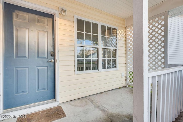 property entrance featuring a porch