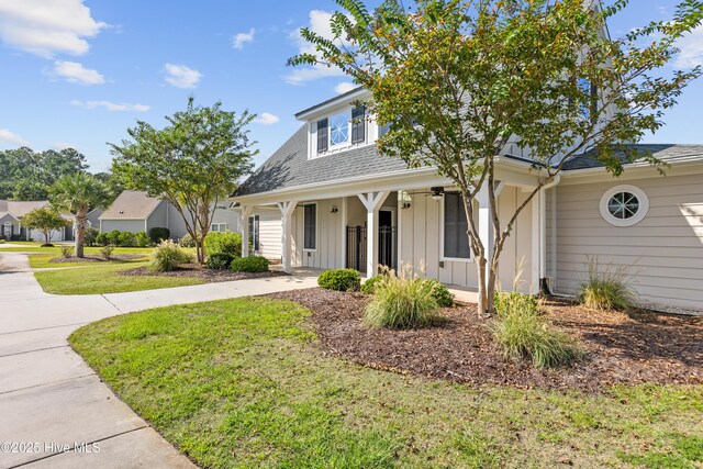 view of front of property featuring a front lawn