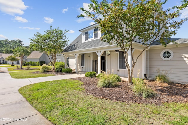 view of front facade featuring a porch and a front lawn