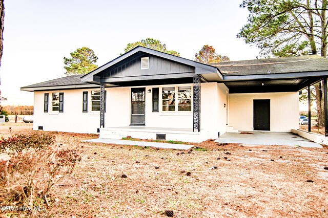 view of front facade with a porch and a carport