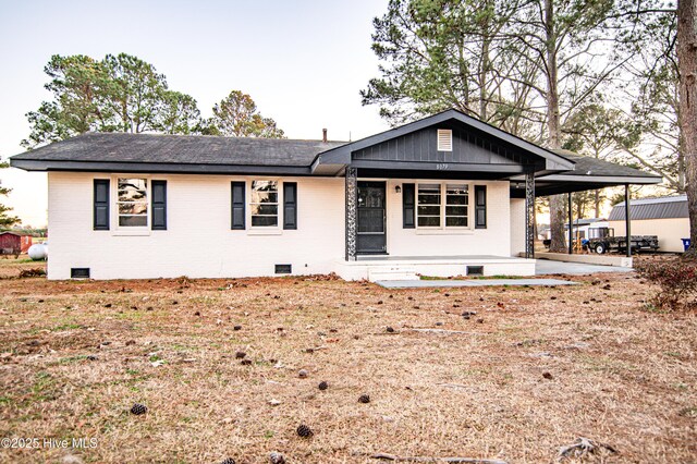 single story home featuring a porch