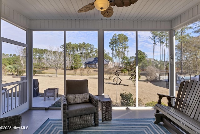 sunroom featuring ceiling fan