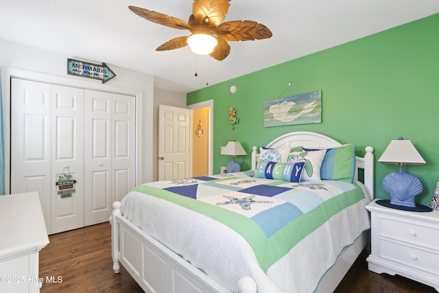 bedroom featuring ceiling fan, dark wood-style flooring, and a closet