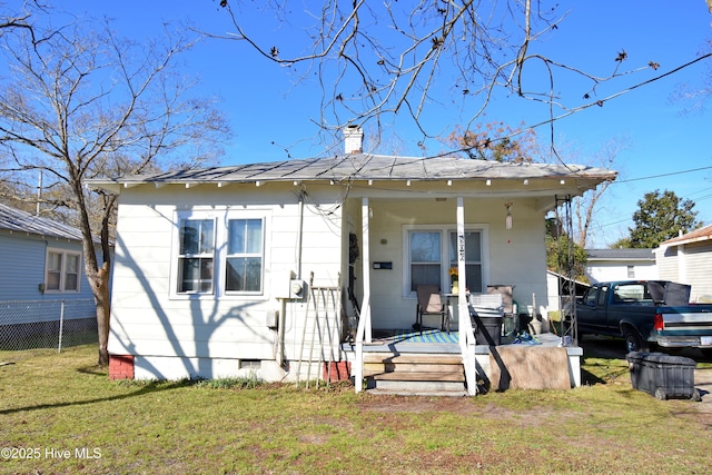 view of front facade featuring covered porch and a front yard