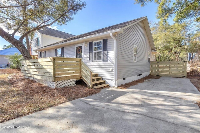 view of front of home featuring a wooden deck