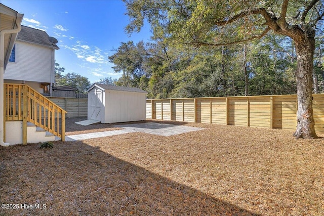 view of yard with a storage unit