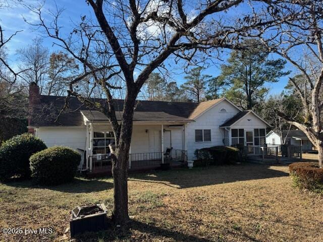 single story home with a front yard