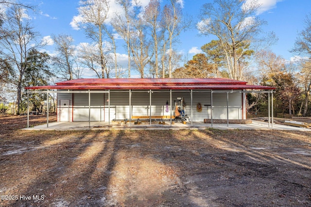 view of front of property featuring an outdoor structure