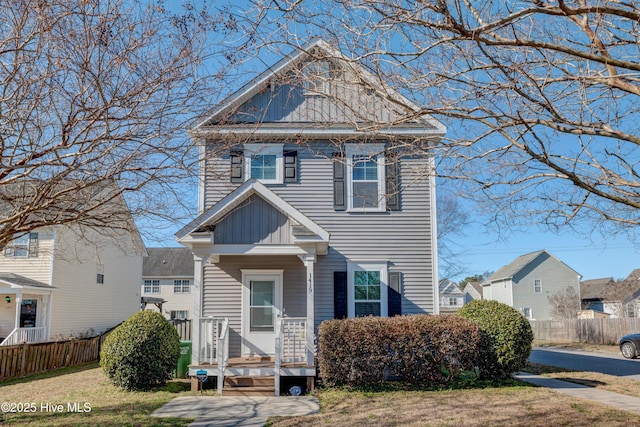 view of front of house featuring a front lawn